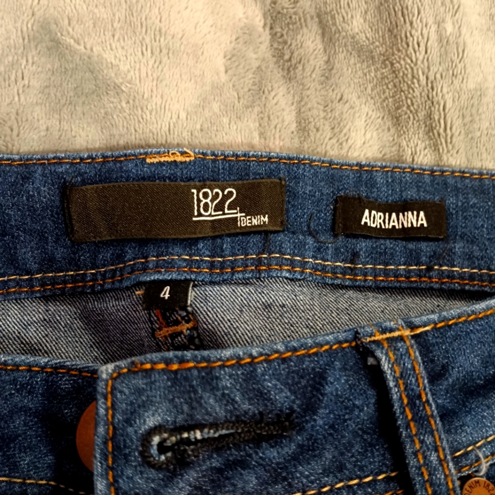 A pair of 1822 denim Adrianna dial jeans in a size 4